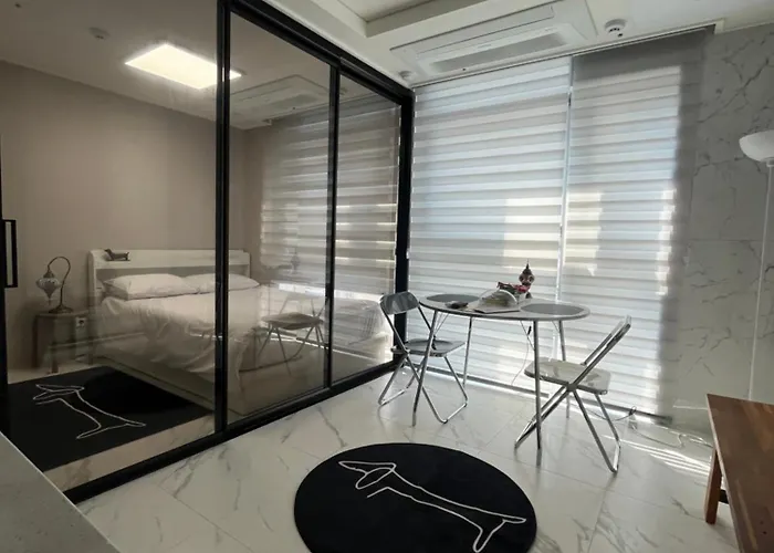 アパート Explore On Foot Iii Market To Palace Iii Heart Of The Iii One- And-a-half-bedroom With Sliding Door ソウル特別市