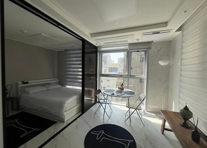 アパート Explore On Foot Iii Market To Palace Iii Heart Of The Iii One- And-a-half-bedroom With Sliding Door