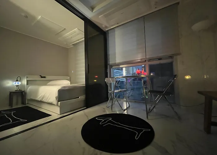 Explore On Foot Iii Market To Palace Iii Heart Of The Iii One- And-a-half-bedroom With Sliding Door アパート ソウル特別市