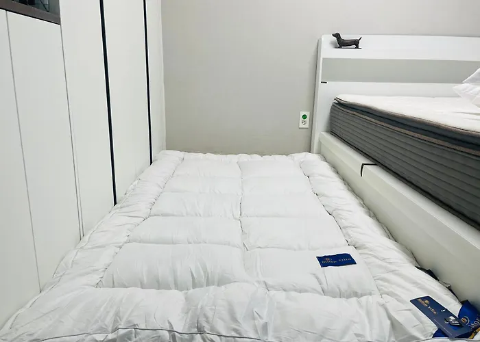 Explore On Foot Iii Market To Palace Iii Heart Of The Iii One- And-a-half-bedroom With Sliding Door