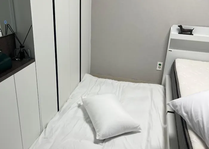 Explore On Foot Iii Market To Palace Iii Heart Of The Iii One- And-a-half-bedroom With Sliding Door