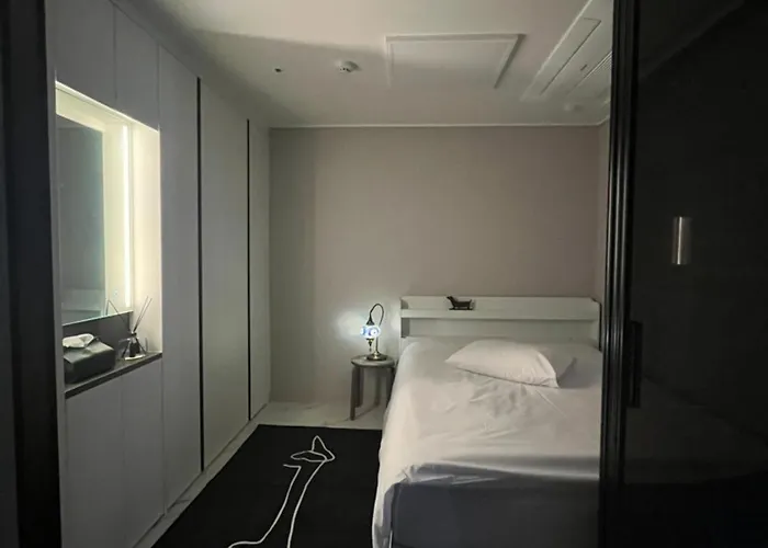 Explore On Foot Iii Market To Palace Iii Heart Of The Iii One- And-a-half-bedroom With Sliding Door