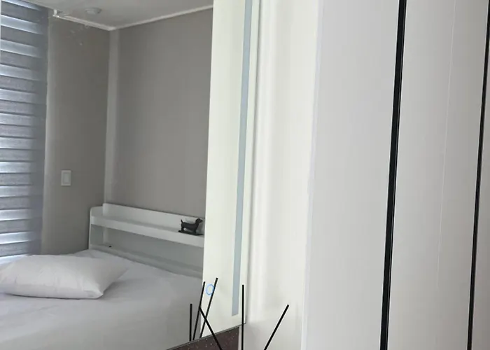 アパート Explore On Foot Iii Market To Palace Iii Heart Of The Iii One- And-a-half-bedroom With Sliding Door *